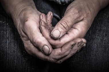 Yaşlı kadınların kirli eller