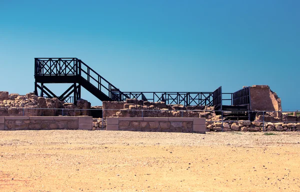 New ladder among ancient ruins in the Archaeological Park of Pap — Stock Photo, Image