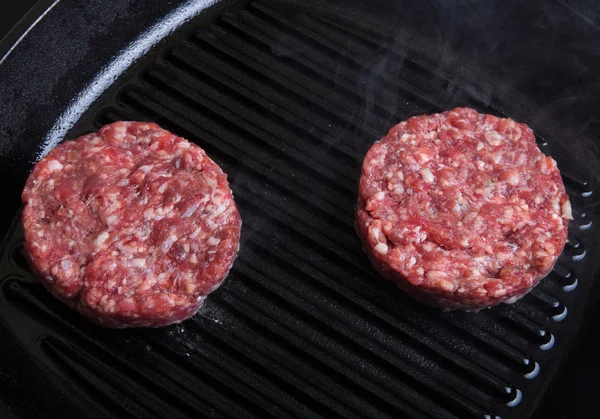 Friss húsdarabok serpenyőben grillezve — Stock Fotó