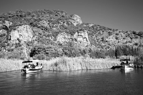 古代リュキア墓の背景の 2 つの観光ボート — ストック写真