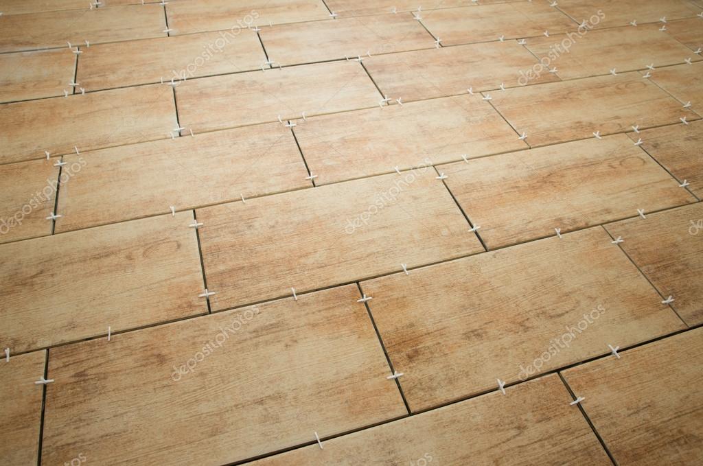 Kiedy Chodzimy Boso Po Podłodze Wykonanej Z Płytek Ceramicznych Układanie płytek ceramicznych na podłodze. wybranych ostrości. tło