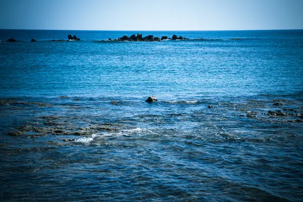 Orilla rocosa del mar Mediterráneo. En el horizonte, un natural —  Fotos de Stock