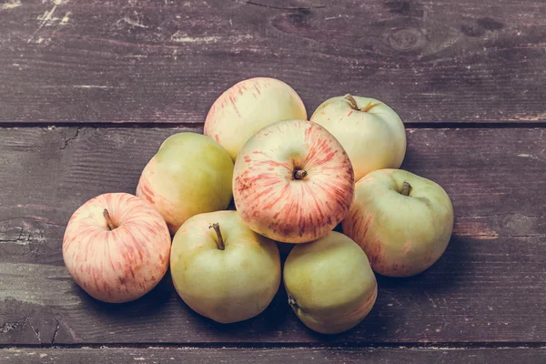 Gul-röd säsongsbetonade äpplen på bakgrund av gamla styrelser. Tonar — Stockfoto