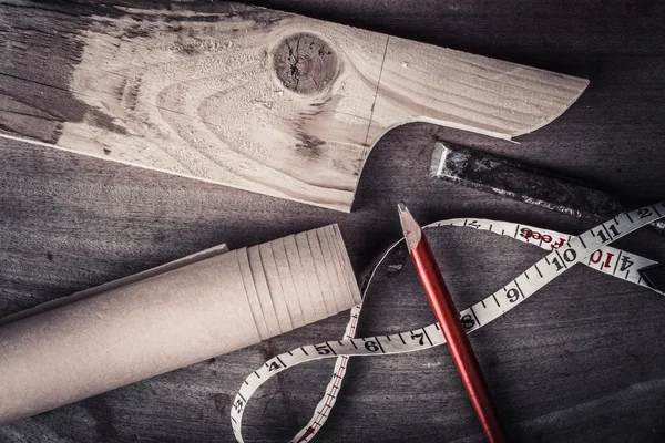 Eski bir ahşap masa üstünde sanayi alet. Tonda