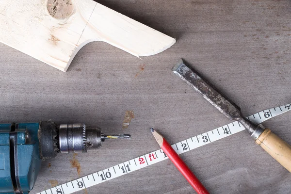 Schreinerwerkzeuge auf altem Holztisch — Stockfoto