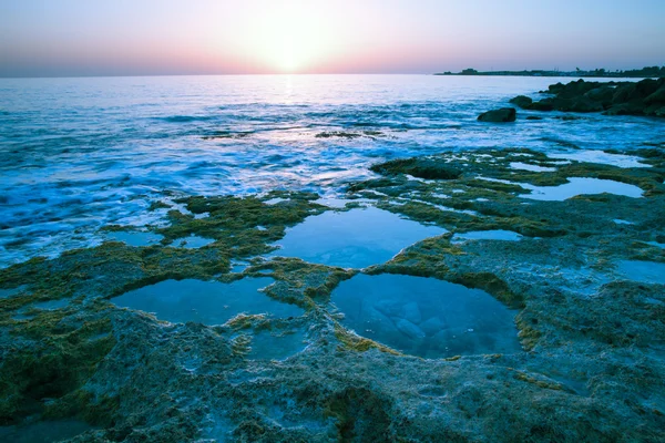 Solnedgång över den steniga stranden av Medelhavet. Tonas — Stockfoto