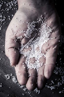 Adet köpük plastik kar gibi insan eli üzerinde ba topları
