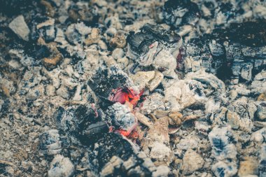 Köz soğur. Seçici odak. Tonda