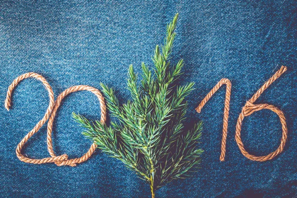 Tuore haara joulukuusi ja numerot 2016 köyden t — kuvapankkivalokuva