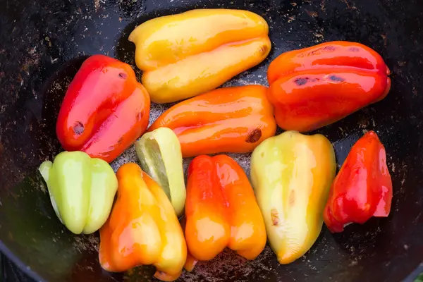 Pimentos coloridos de sino fritos em um caldeirão. Foco seletivo — Fotografia de Stock