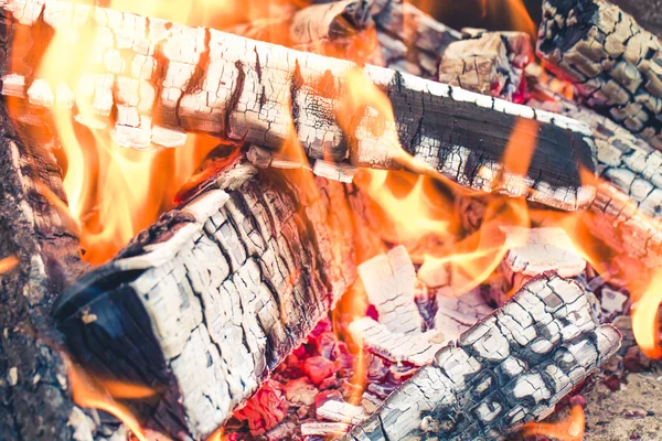 Bois de chauffage brûlant dans le feu. Concentration sélective. tonique — Photo