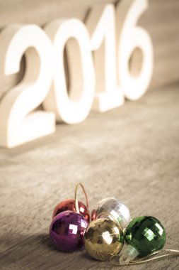 Noel topları ile mevsimlik adam eski ahşap tahta üzerinde renkli