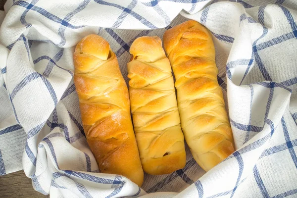 Bollos de salchicha en tejido de jengibre blanco. Tonificado — Foto de Stock