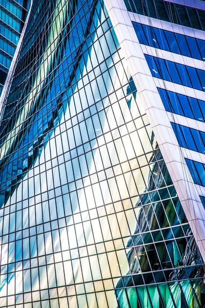 Muralla de cristal del edificio de la ciudad de Moscú con un montón de reflexiones —  Fotos de Stock