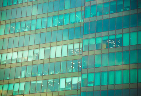 Pohled na ocelové světle modré pozadí sklo vysoká výšková budova — Stock fotografie