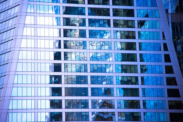 Vue sur fond bleu clair en acier du bâtiment de grande hauteur en verre — Photo