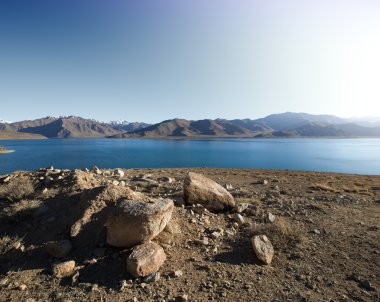 Gölde bahar mevsimi Pamir dağlarında görüntüleyin. Tacikistan. S