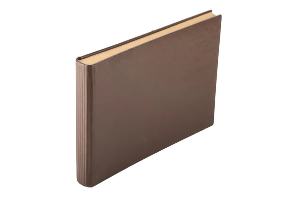 Винтажная книга с толстыми страницами и коричневой обложкой на белой спинке — стоковое фото