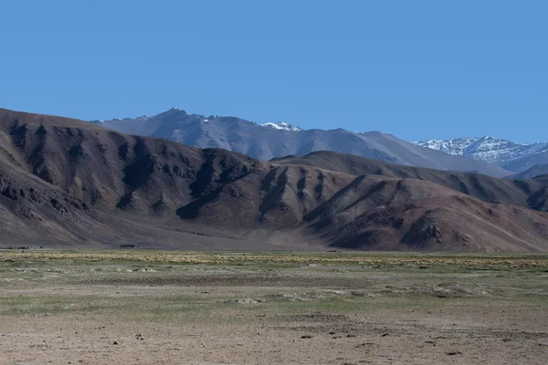 Pamir montanhas vista na estação de primavera. Tajiquistão. Seletivo foc — Fotografia de Stock