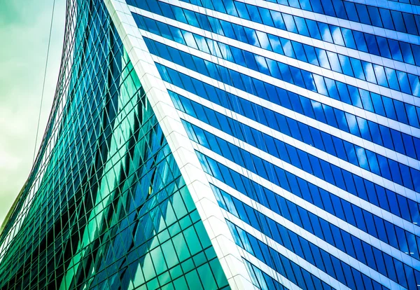 Mur de verre de la ville de Moscou bâtiment avec beaucoup de réflexions — Photo