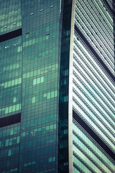 Vue sur fond bleu clair en acier du bâtiment de grande hauteur en verre — Photo