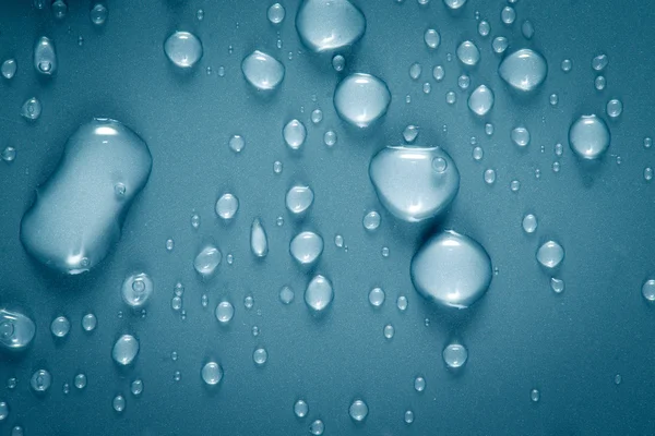 Wassertropfen auf einem farbigen Hintergrund. geringe Schärfentiefe. se — Stockfoto