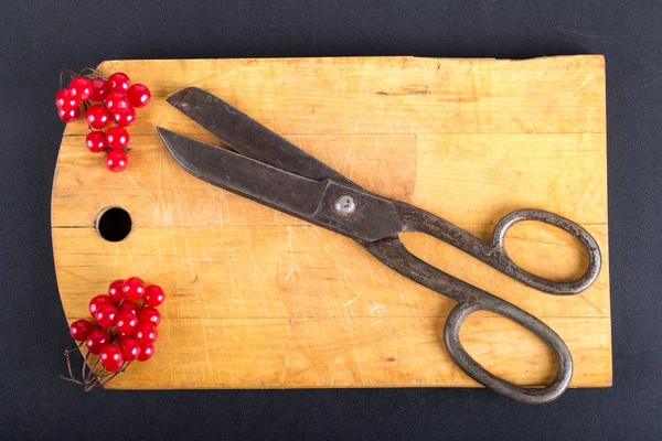 Viburnum berries and retro metall scissors on old worn out cutti — Stock fotografie