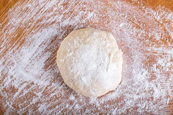 Laghman dough on an old wooden worn board with flour — Stock Photo, Image