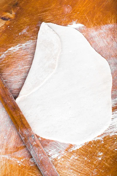 Pasta di Laghman su una vecchia tavola di legno consumata con farina. Tonica — Foto Stock