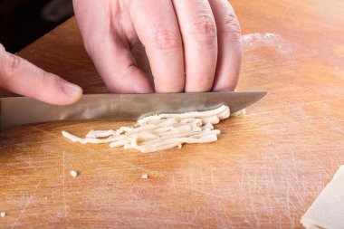 Kadın elinde lagman için hamur hazırlama süreci