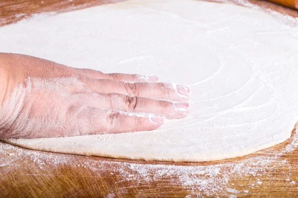 Womens handen in een proces ter voorbereiding van het deeg van de lagman — Stockfoto