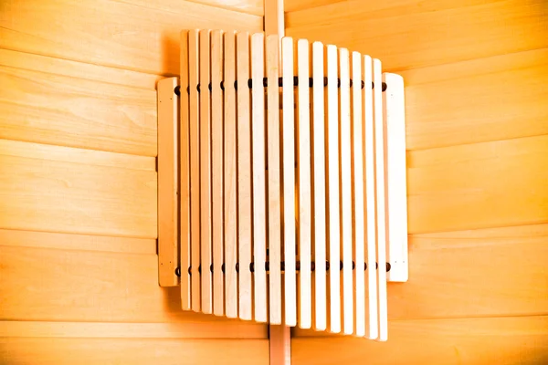Diseño tradicional de madera de sauna. Luz y calor en pequeños coz —  Fotos de Stock