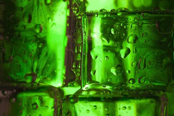 Kapky vody na barevné ledové kostky. Abstraktní pozadí textury — Stock fotografie