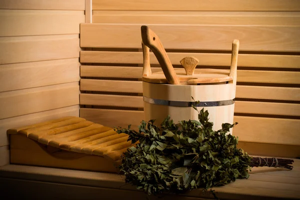 Sprzęt do sauny w lekkie drewniane przytulne wnętrze. Stonowanych — Zdjęcie stockowe