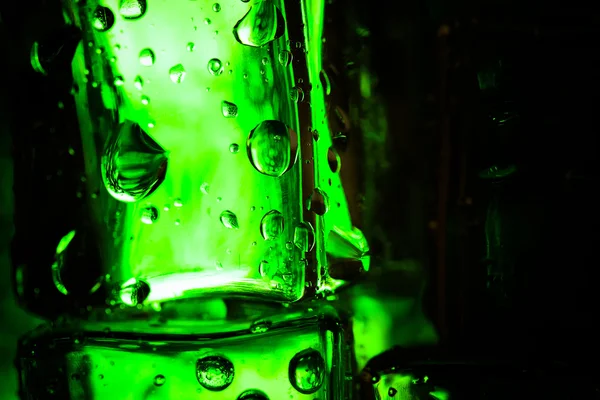 Gotas de água em cubos de gelo coloridos. Textura de fundo abstrata — Fotografia de Stock