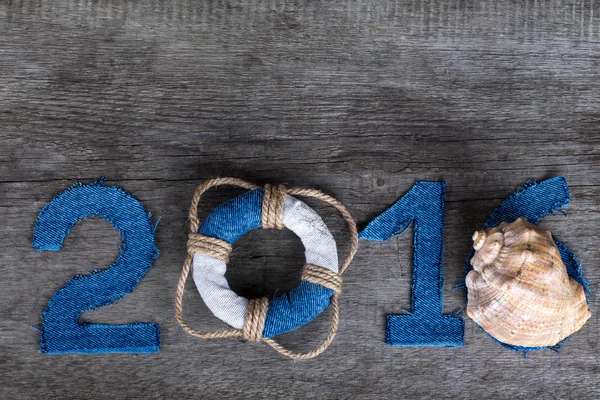 Figuras 2016 sobre fondo de madera gris viejo en estilo mar con woo — Foto de Stock