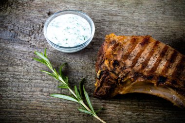 Sebze ve eski gri wo üzerinde krem ayyaş ile sıcak ızgara et