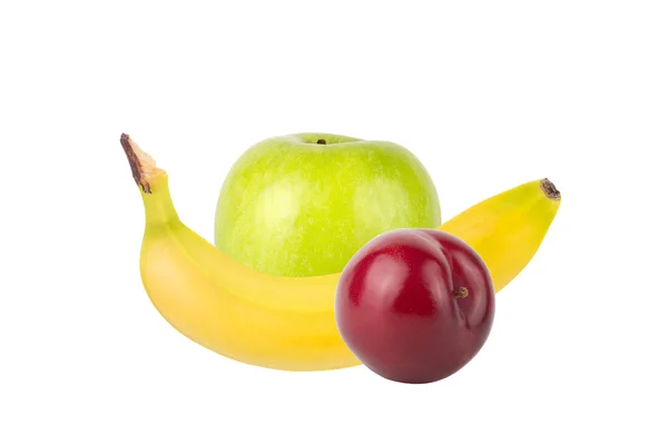 Frutas jugosas frescas (ciruelas, manzana, plátano) sobre fondo claro. C —  Fotos de Stock