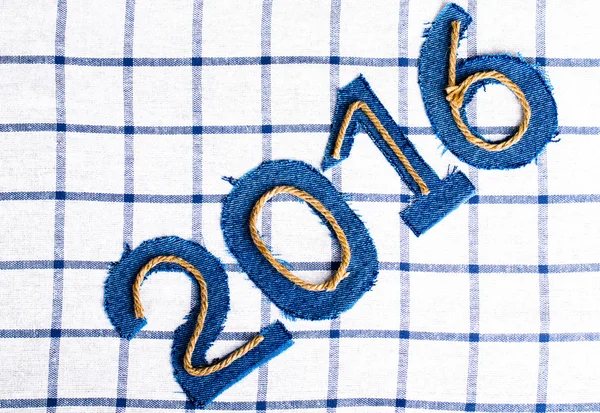Мотузка та джинсові цифри 2016 року на тлі картатої тканини. Тоновий — стокове фото
