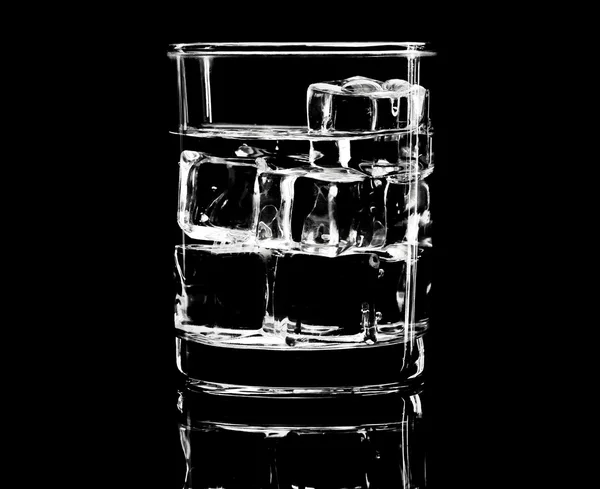 Silueta jednoduchého skla s kostkami ledu v nenápadné lightin — Stock fotografie