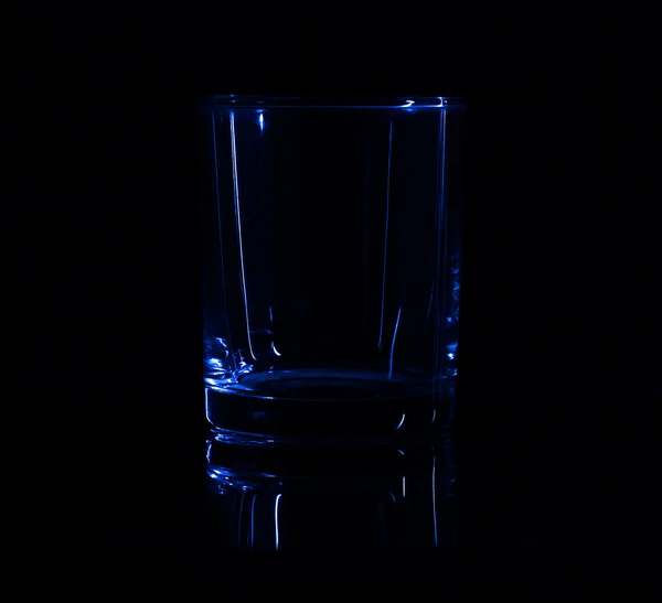 Silueta jednoduchého skla v nenápadné osvětlení a povrchu r — Stock fotografie