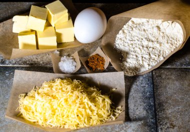 Gri taş waxlı kağıt üzerinde pişirme için malzemeyi li masa