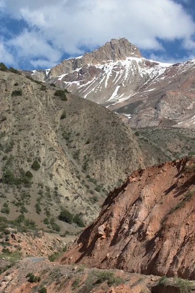 Fan dağlarda kayalık peyzaj. Pamir. Tacikistan, Merkez — Stok fotoğraf