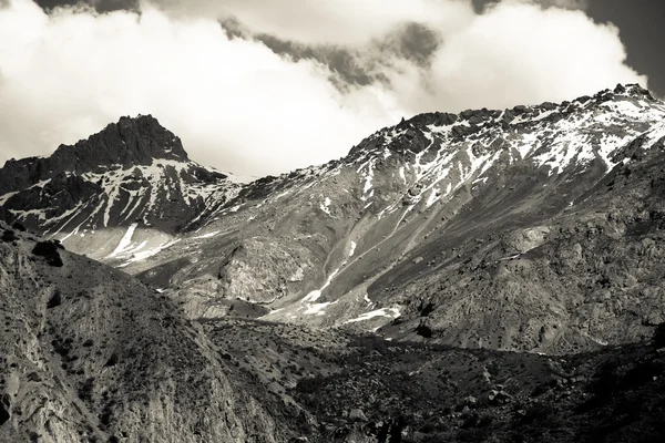 Paisagem rochosa nas montanhas dos fãs. Pamir. Tajiquistão, Central — Fotografia de Stock