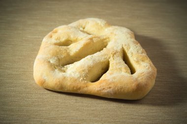 Taze ev yapımı ekmek ışık gri masada. Seçici odak. Eder