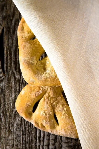 浅灰色桌子上的新鲜自制面包。选择性对焦。应 — 图库照片