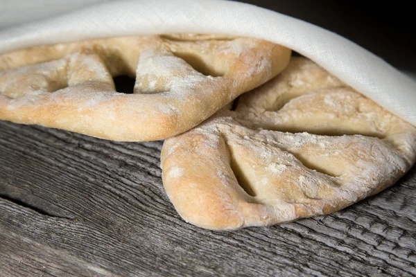 Pão caseiro fresco na mesa cinza clara. Foco seletivo. Sim. — Fotografia de Stock