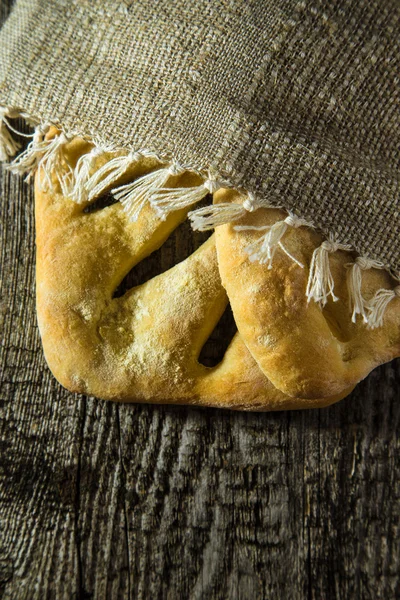 Färskt hembakat bröd på ljus grå bord. Selektivt fokus. Skall — Stockfoto