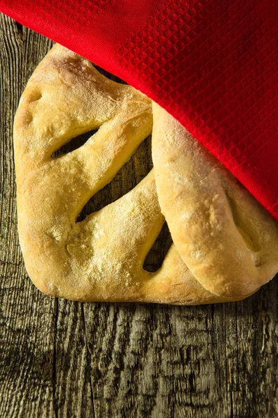 Pão caseiro fresco na mesa cinza clara. Foco seletivo. Sim. — Fotografia de Stock