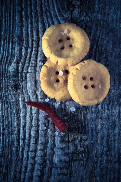 Forma de pastelaria de queijo como um botão com seasalt e c quente vermelho seco — Fotografia de Stock